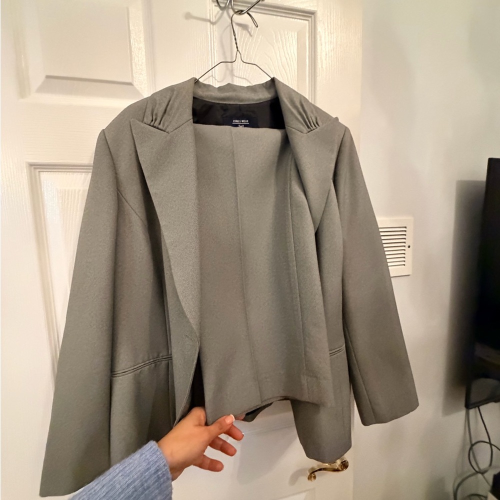 Jones New York woman’s career suit, blazer , pants gray size 18 free shipping